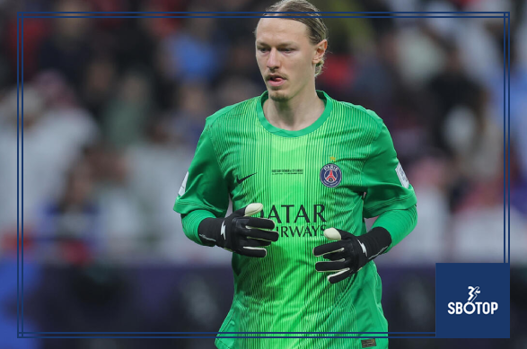 SBOTOP : Pahlawan di Adu Penalti, Kiper PSG Safonov Ternyata Alami Patah Tangan