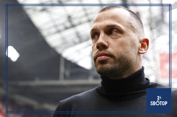 SBOTOP : Spekulasi Meningkat Mantan Pelatih Ajax Ketahuan Follow Akun Terkait Timnas Indonesia